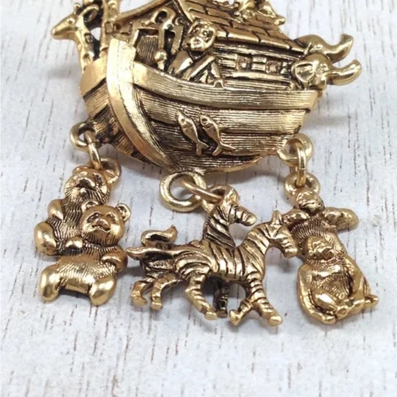 Skull jewelry box and hand made earring lot. - Picture 5 of 10